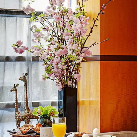 Hotel Giraffe By Library Collection 4*