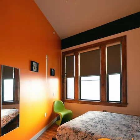 Hostel Q4 And New York
