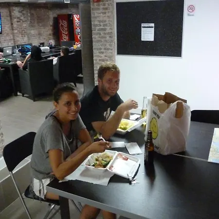 Hostel Q4 And New York