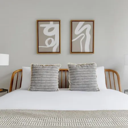 Midtown 2br W Gym Doorman Nr Times Square Nyc-1400 Apartment
