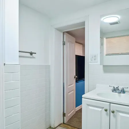 Luxury Lower Ground 2bd - Manhattan Apartment