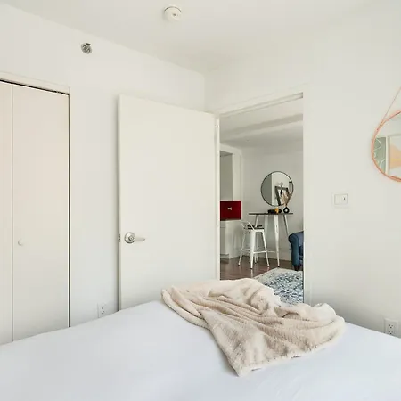 809-3a 1br Columbus Circle Elevator W D