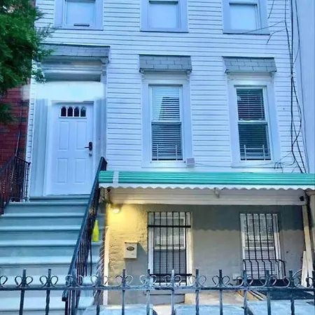 3 Bedroom Duplex W Large Backyard Apartment New York