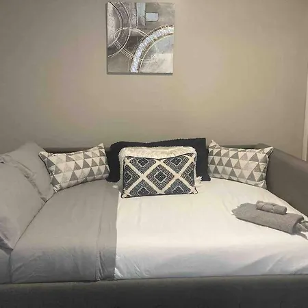 Apartment 3 Bedroom Duplex W Large Backyard *