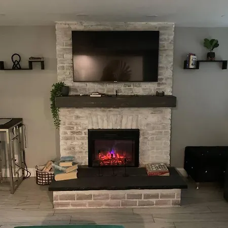 Apartment 3 Bedroom Duplex W Large Backyard *