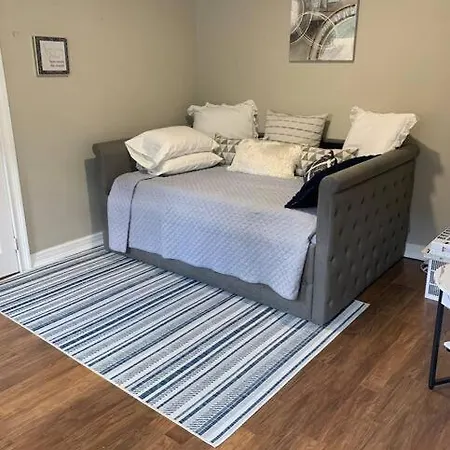 Apartment 3 Bedroom Duplex W Large Backyard *