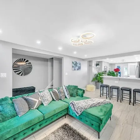 3 Bedroom Duplex W Large Backyard * New York