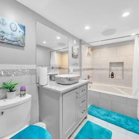 3 Bedroom Duplex W Large Backyard