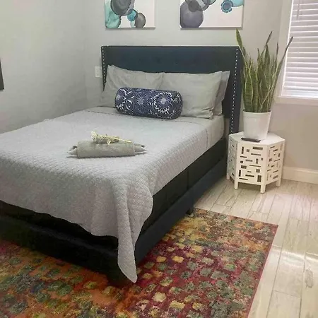 3 Bedroom Duplex W Large Backyard *