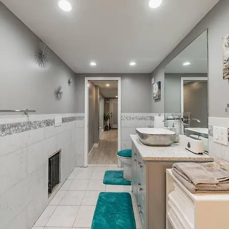 Apartment 3 Bedroom Duplex W Large Backyard *