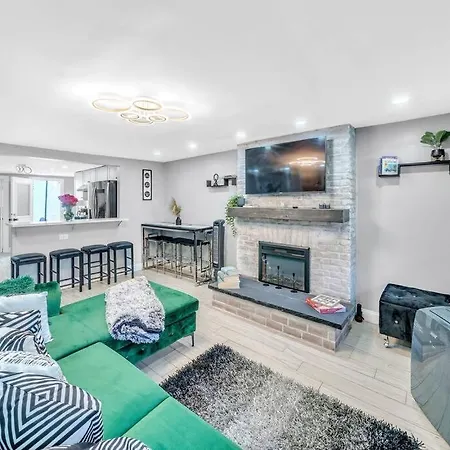 3 Bedroom Duplex W Large Backyard *