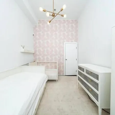 Luxurious 3 Bedroom Beautifully Renovated Loft Apartment New York