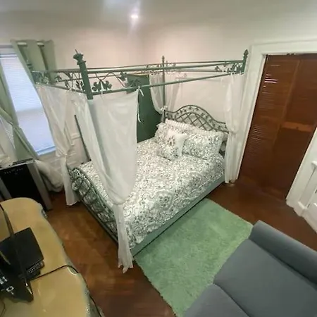 Guest house Historical Quiet In Queens *