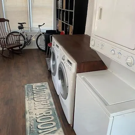 Guest house Historical Quiet In Queens *