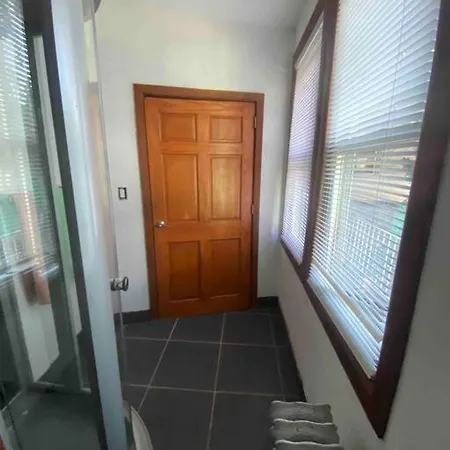 Guest house Historical Quiet In Queens *