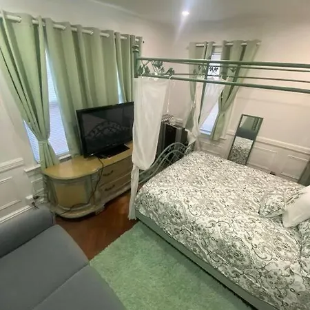 Historical Quiet In Queens Guest house New York