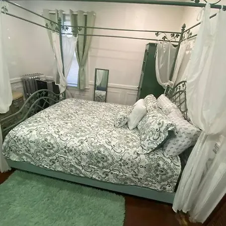 Guest house Historical Quiet In Queens *