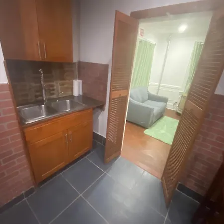 Guest house Historical Quiet In Queens *