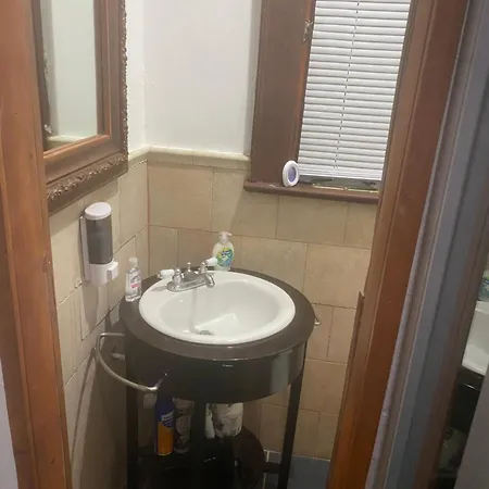 Guest house Historical Quiet In Queens *