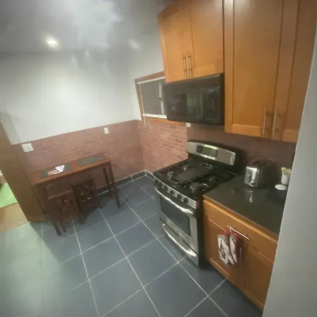 Guest house Historical Quiet In Queens *