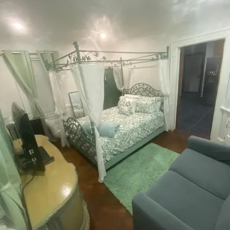 Guest house Historical Quiet In Queens