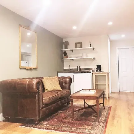 Apartment A Charming 1 Bedroom Oasis *
