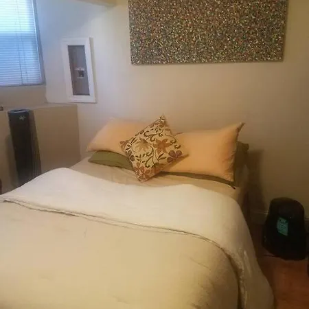 Apartment A Charming 1 Bedroom Oasis *