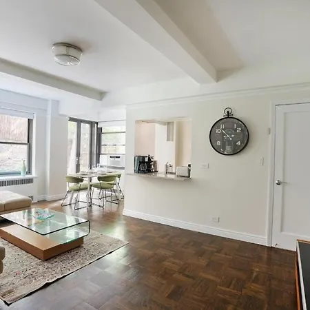 Luxurious 1 Bedroom Apartment *