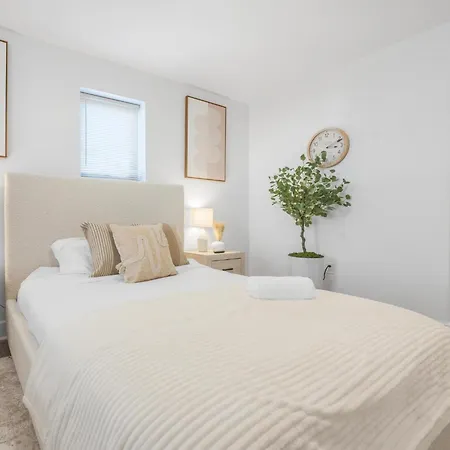 Apartment Serenity In Bay Ridge: Modern Getaway In Brooklyn *