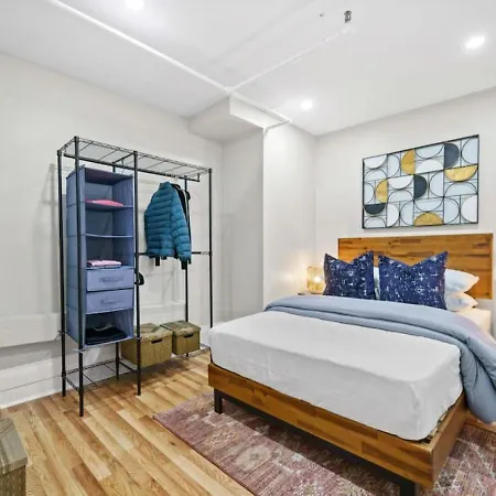 Family Brownstone With Private Backyard Near Subway Holiday home *
