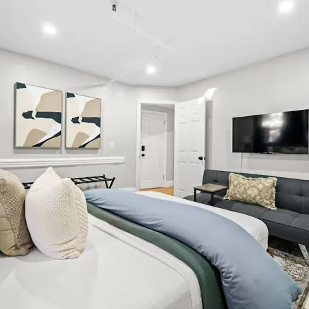 Family Brownstone With Private Backyard Near Subway Holiday home