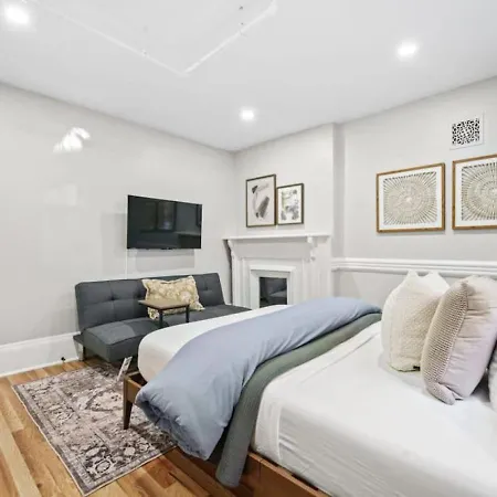 Holiday home Family Brownstone With Private Backyard Near Subway *