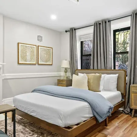 Holiday home Family Brownstone With Private Backyard Near Subway New York