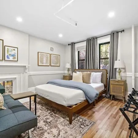 Holiday home Family Brownstone With Private Backyard Near Subway