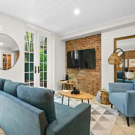 Family Brownstone With Private Backyard Near Subway Holiday home New York