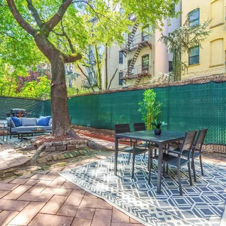 Family Brownstone With Private Backyard Near Subway Holiday home