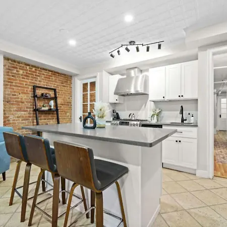 Holiday home Family Brownstone With Private Backyard Near Subway New York