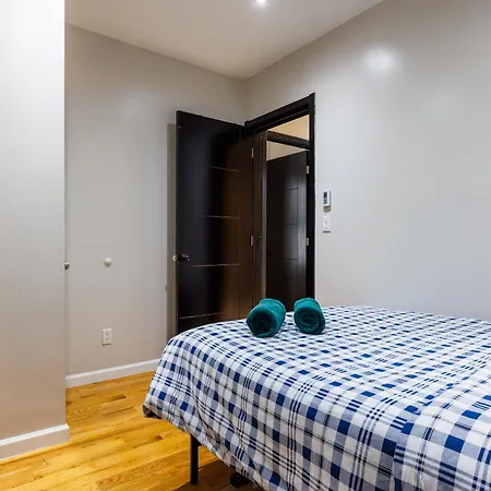 Apartment Park Side Living, City Style *