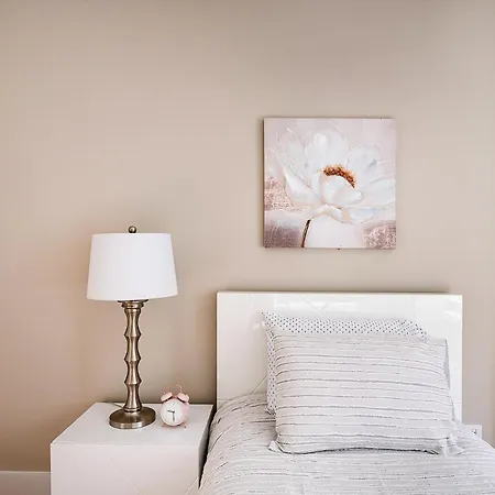 Luxury 3 Beds 2 Baths Apt In Prime Location Apartment *