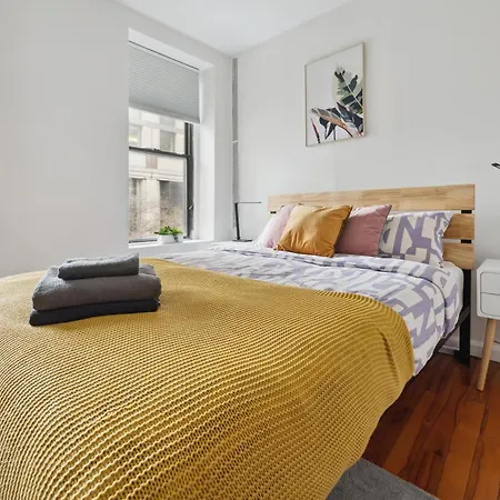 2 Bedroom Cozy Next To Rockefeller Center Apartment *