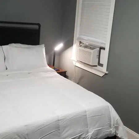 A Comfy Place In Queens Holiday home