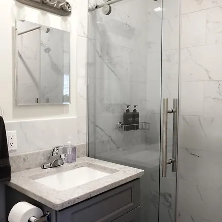 Apartment Newly Renovated - Minutes From The