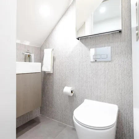 170-g 3br Duplex With Private Yard In E Village New York