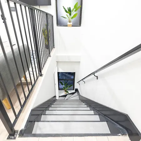 170-g 3br Duplex With Private Yard In E Village * New York
