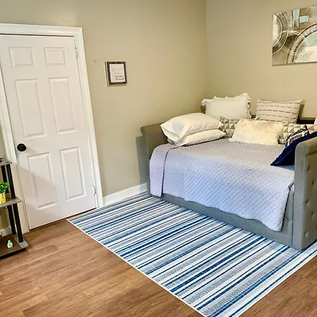 3 Bedroom Large Backyard Apartment New York