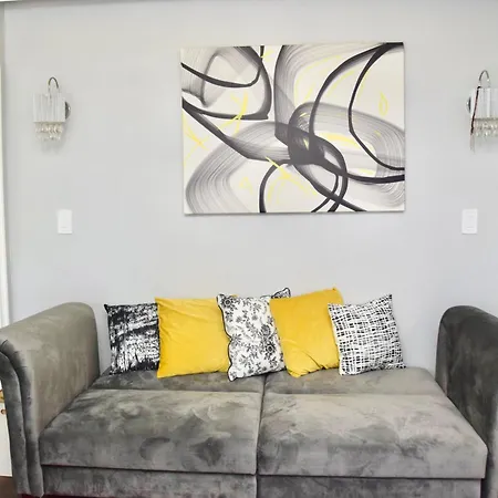 3 Bedroom Large Backyard Apartment