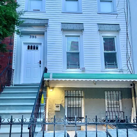 Apartment 3 Bedroom Large Backyard