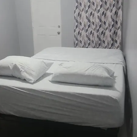 In A House With Queen Bed In A Landlord Hosted Three Bedroom Homestay