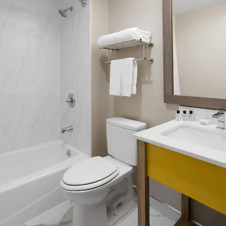 Days By Wyndham Staten Island Hotel