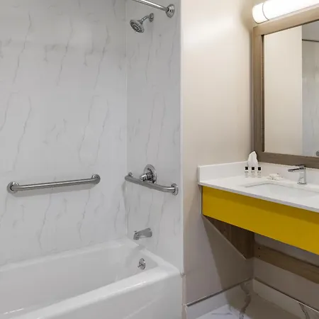 Days By Wyndham Staten Island Hotel 2*